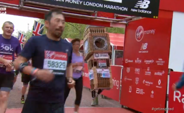 Maratona e Londrës: I veshur si Big Beng, nuk arrin të kalojë vijën e finishit (Video)