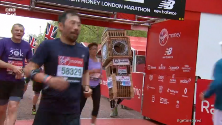 Maratona e Londrës: I veshur si Big Beng, nuk arrin të kalojë vijën e finishit (Video)