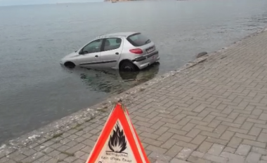 Makina bie në Liqenin e Ohrit, derisa pronarja pinte kafe (Video)