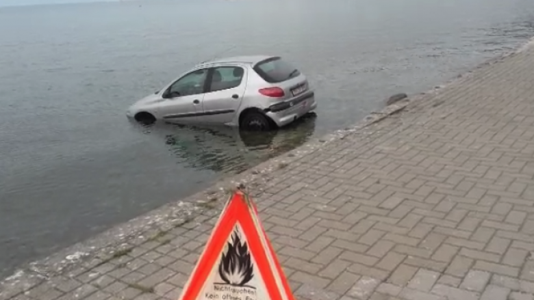 Makina bie në Liqenin e Ohrit, derisa pronarja pinte kafe (Video)