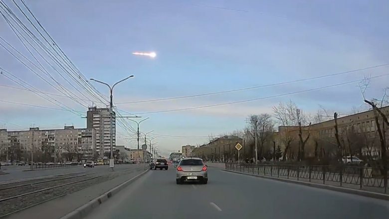 Shpërthimi i meteorit alarmon rusët, kishte të tillë që menduan se ishin nën sulm (Video)