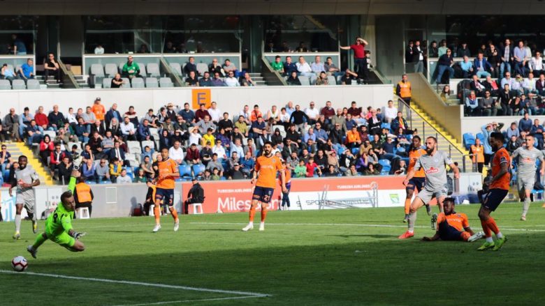 Vedat Muriqi nuk ka të ndalur, shënon gol në udhëtim te lideri Basaksehir