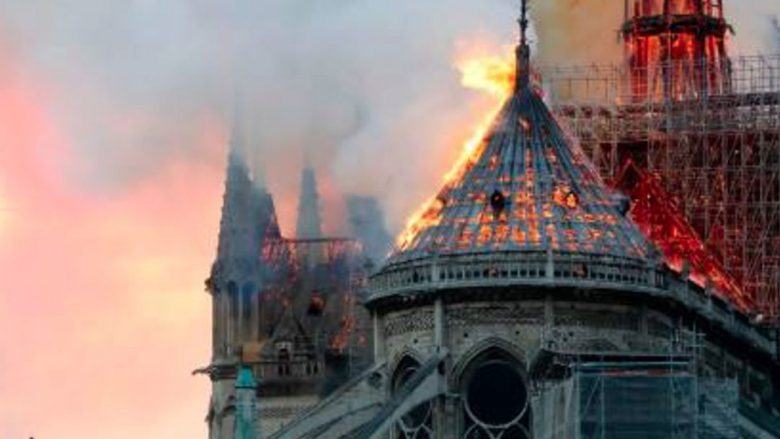 Pas nëntë orë përballje me zjarrin, shpëton pjesa kryesore e Notre Dame, Macron: Do ta rindërtojmë