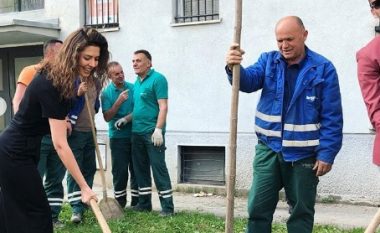 Agnesa Vuthaj kontribuoi në mbjelljen e 27 fidaneve në Prishtinë për Ditën e Tokës