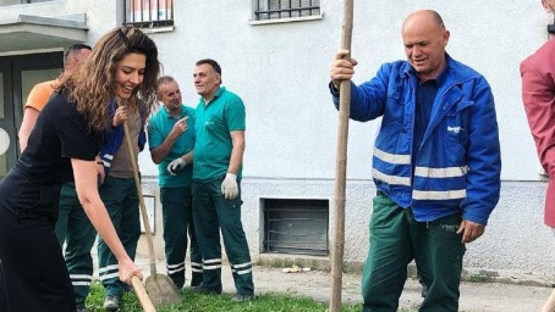 Agnesa Vuthaj kontribuoi në mbjelljen e 27 fidaneve në Prishtinë për Ditën e Tokës