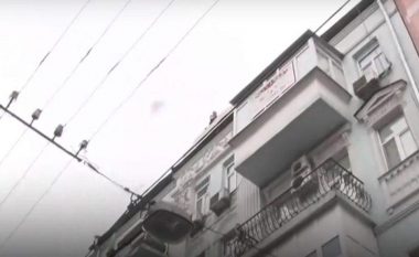 Një person hidhet nga kati i tretë i ndërtesës në Korçë