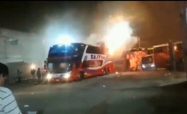 Autobusi përfshihet nga zjarri, të paktën 20 të vdekur në Peru (Video)