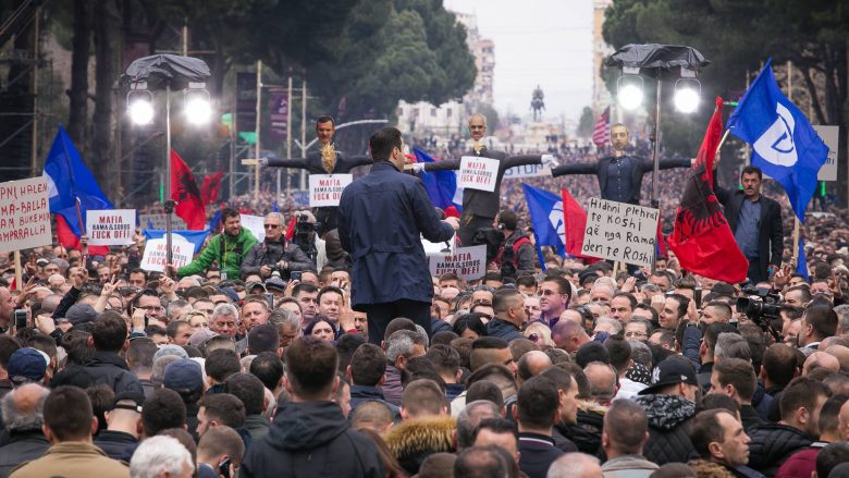 Opozita sot proteston, Rama largohet nga Tirana