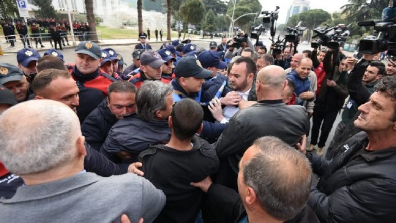 Nis protesta në Tiranë, shënohet incidenti i parë