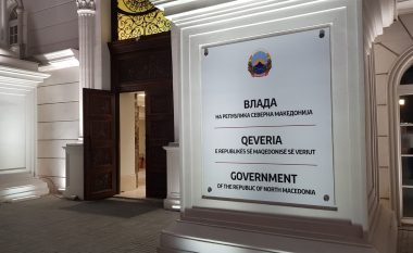 Vendoset pllakë me emrin e ri para hyrjes së objektit të Qeverisë (Foto)