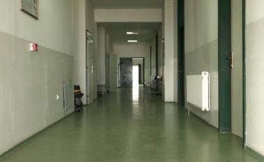 Mjekët dhe infermierët e QKUK-së në ekskursion në Shqipëri, pacientët ankohen për mungesë të përkujdesit mjekësor