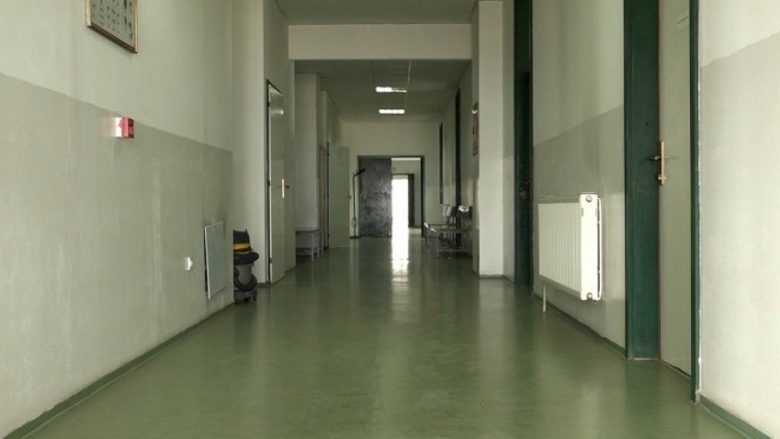 Mjekët dhe infermierët e QKUK-së në ekskursion në Shqipëri, pacientët ankohen për mungesë të përkujdesit mjekësor