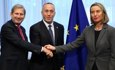 Haradinaj i ashpër me Mogherinin e Hahnin, kërkon nga BE-ja të refuzojë thirrjet për tragjedi të reja në Ballkan (Video)