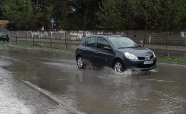 Reshjet e shiut mbushin rrugët dhe trotuaret, vështirësohet lëvizja e qytetarëve në Tetovë