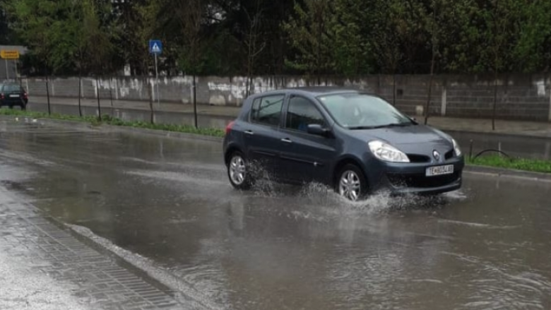Reshjet e shiut mbushin rrugët dhe trotuaret, vështirësohet lëvizja e qytetarëve në Tetovë