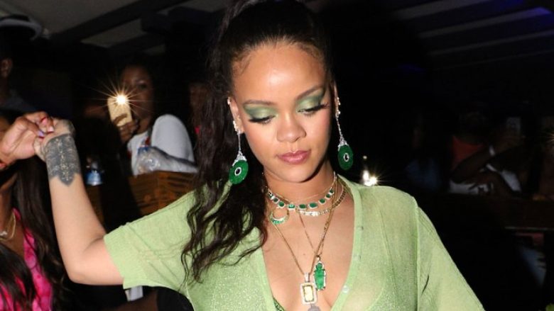 Rihanna duket se është fiksuar me veshjen dhe ngjyrën e preferuar të verës!