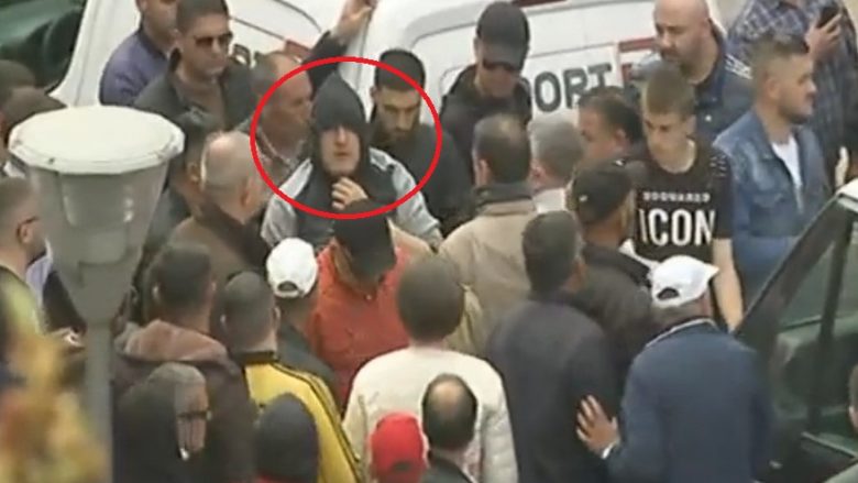 Protestuesit e rrahin si “polic i infiltruar”, policia e arreston