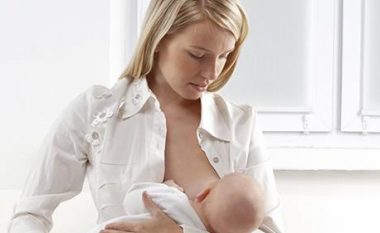 Gjinia e bebes përcakton përbërjen e qumështit të nënës: kush fiton ushqim më cilësor?