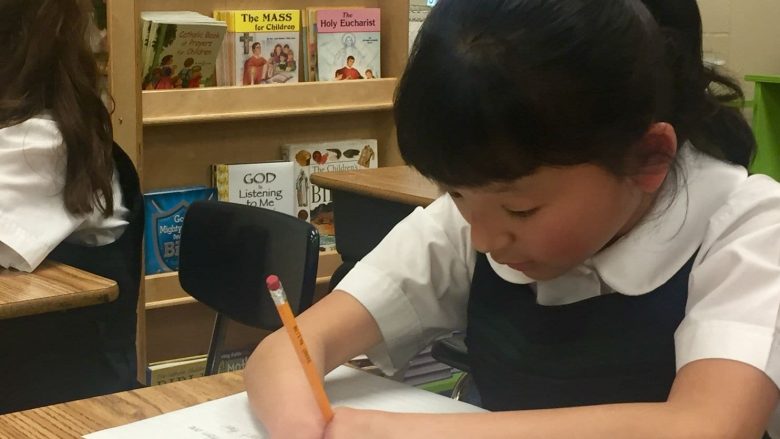 Kjo vajzë 10 vjeçare e cila ka lindur pa duar ka fituar një konkurs për dorëshkrim