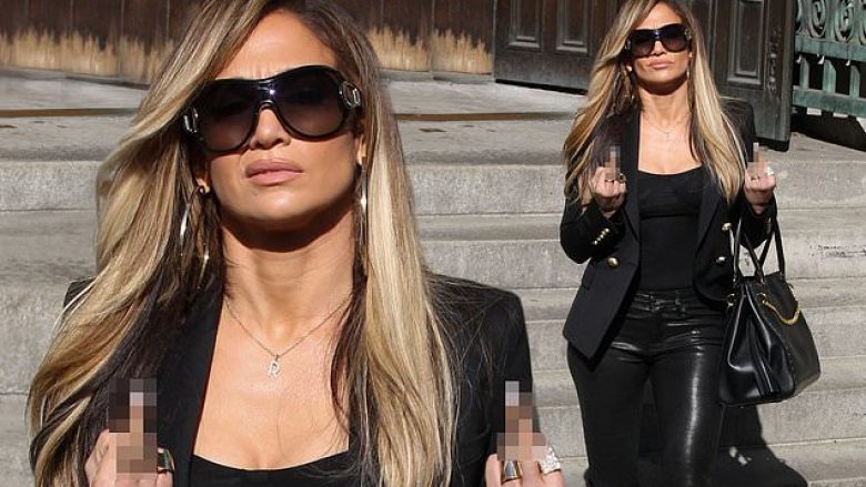 Jennifer Lopez u tregon gishtin e mesëm paparacëve