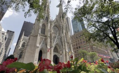 Futet në katedrale duke mbajtur me vete benzinë dhe ndezës, arrestohet burri në Nju Jork