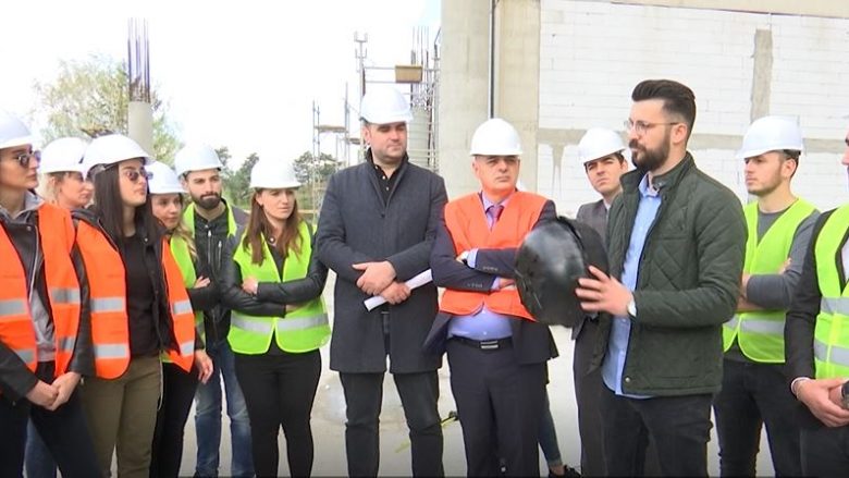 Studentët vizitojnë Rezidencën Dukagjini, shembullin e zhvillimit të ndërtimtarisë (Video)