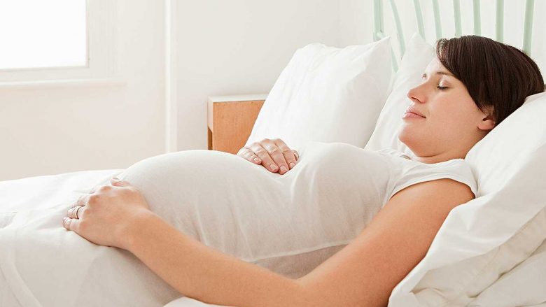 Është e rrezikshme për shtatzënat të flenë në shpinë?