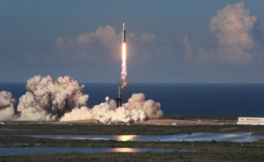 SpaceX lansoi raketën gjigante Falcon Heavy – kësaj radhe me pagesë dhe misioni u krye me sukses (Video)