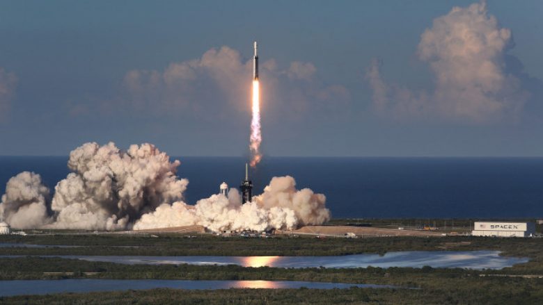 SpaceX lansoi raketën gjigante Falcon Heavy – kësaj radhe me pagesë dhe misioni u krye me sukses (Video)