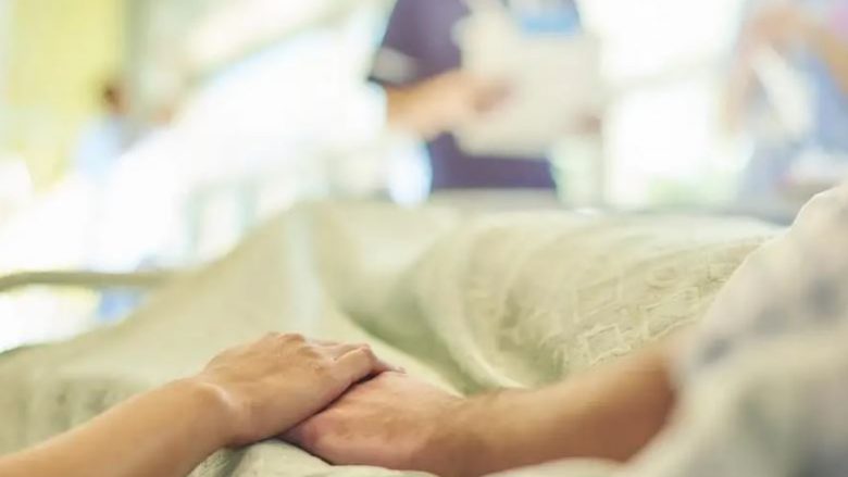 Gruaja papritur zgjohet nga koma pas 28 vitesh