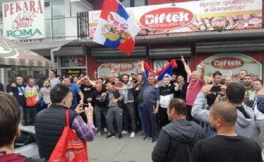 Një fotografi e publikuar nga një shqiptar në rrjetet sociale mjaftoi që disa serbë të mblidhen para furrës së tij në Serbi (Foto/Video)