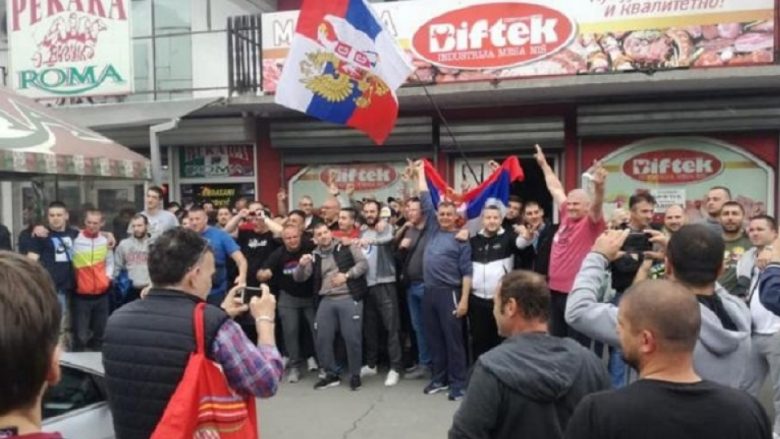 Një fotografi e publikuar nga një shqiptar në rrjetet sociale mjaftoi që disa serbë të mblidhen para furrës së tij në Serbi (Foto/Video)