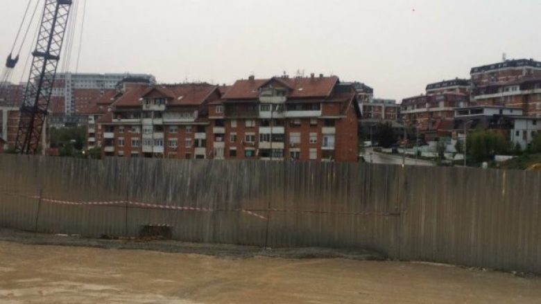 Rrëshqet dheu në Prishtinë, evakuohen dy familje