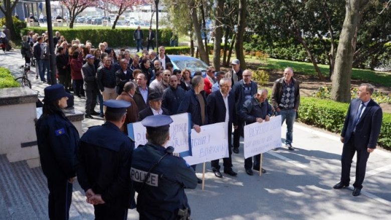 Punëtorët teknikë të Prishtinës kërcënojnë me grevë të përgjithshme