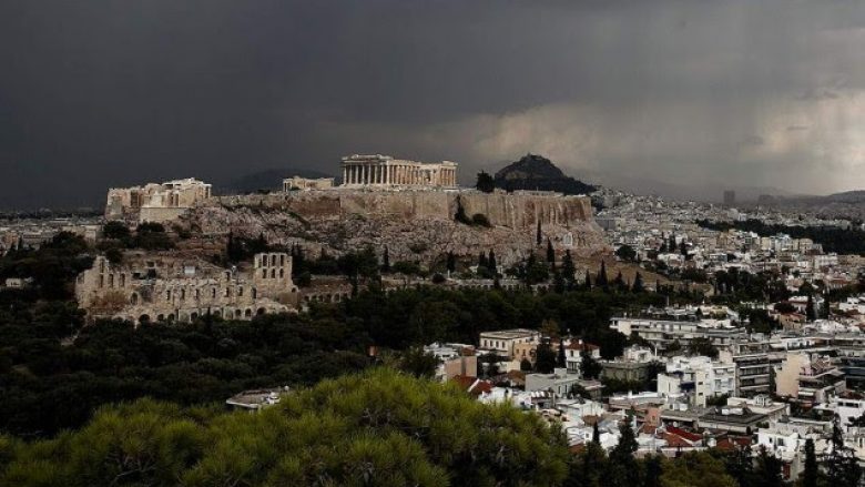 Rrufeja godet Akropolisin, katër të lënduar