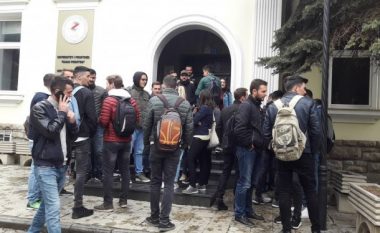 Studentët bllokojnë Rektoratin e UP-së