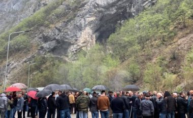 Banorët e Rugovës protestuan kundër vendosjes së laurës në hyrje të fshatit