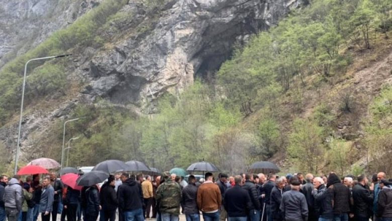 Banorët e Rugovës protestuan kundër vendosjes së laurës në hyrje të fshatit