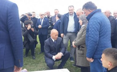 Haradinaj e Ahmeti vizitojnë varrezat e dëshmorëve në Prishtinë