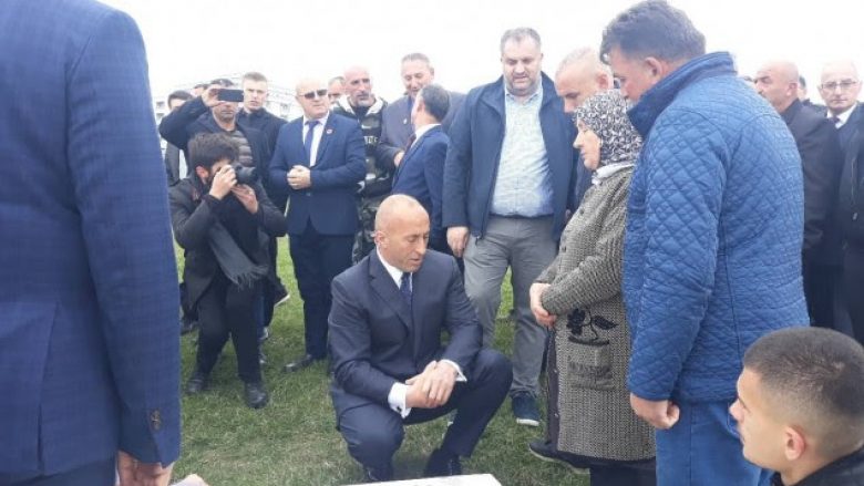 Haradinaj e Ahmeti vizitojnë varrezat e dëshmorëve në Prishtinë