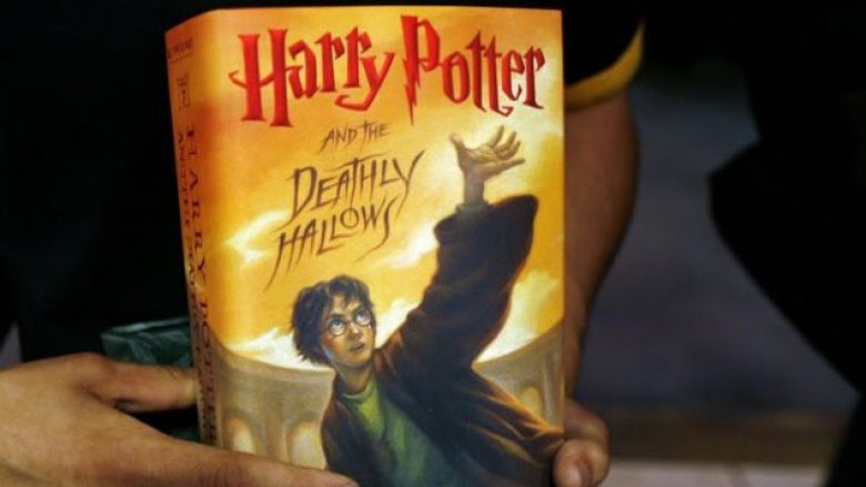 Priftërinjtë djegin librat e Harry Potterit