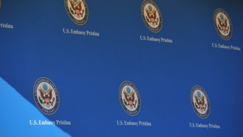 Ambasada amerikane në Kosovë: SHBA-të përgëzojnë Kosovën për kthimin e 110 shtetasve të saj nga Siria