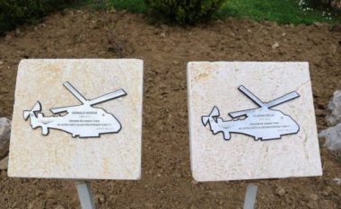 Tiranë, kujtohen dy pilotët që humbën jetën në krye të detyrës