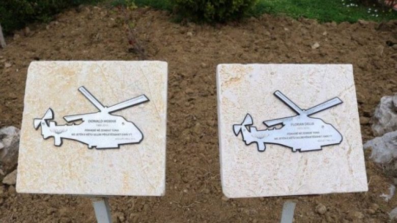 Tiranë, kujtohen dy pilotët që humbën jetën në krye të detyrës