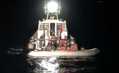 Forca Detare Shqiptare shpëton gomonen me 50 emigrantë