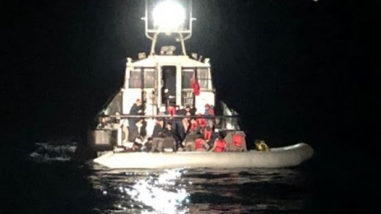 Forca Detare Shqiptare shpëton gomonen me 50 emigrantë