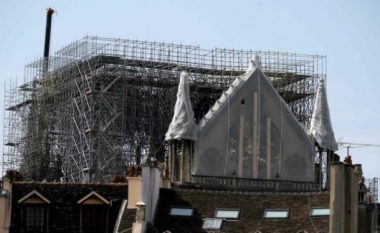 Notre-Dame tashmë rrezikohet nga shiu