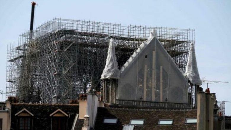 Notre-Dame tashmë rrezikohet nga shiu