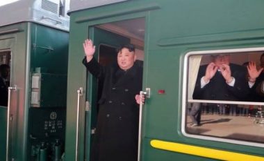 Treni i blinduar i Kim Jong-un bën ndalesën e parë në Rusi (Video)