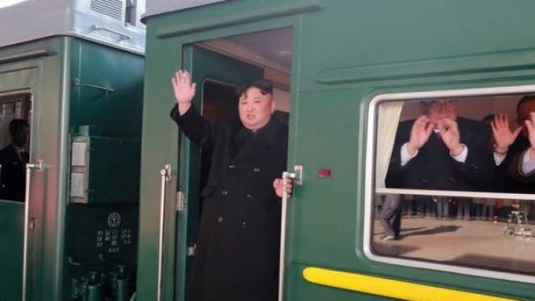 Treni i blinduar i Kim Jong-un bën ndalesën e parë në Rusi (Video)